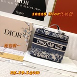 DIOR выпустил новую косметичку с вышитым логотипом в стиле винтаж. Она отличаетс