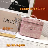 DIOR выпустил новую косметичку с вышитым логотипом. Она отличается большим объем