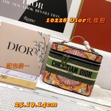 DIOR выпустил новую косметичку с вышитым логотипом. Она отличается большим объем