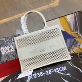 Большая сумка Book Tote с перфорацией. Эта сумка Book Tote вдохновлена творчески