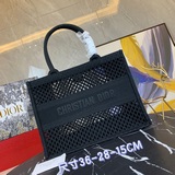 Большая сумка Book Tote в стиле «маленькая» (с ажурной отделкой) была создана в 