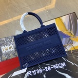 Большая сумка Book Tote в стиле «маленькая» (с ажурной отделкой) была создана по