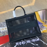 Большая сумка Book Tote с перфорацией. Эта сумка Book Tote вдохновлена творчески
