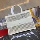Большая сумка Book Tote с перфорацией. Эта сумка Book Tote вдохновлена творчески