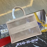 Большая сумка Book Tote с перфорацией. Эта сумка Book Tote вдохновлена творчески