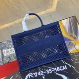 Большая сумка Book Tote в стиле «маленькая» (с ажурной отделкой) была создана по