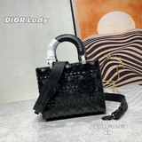 Эксклюзивная модель Lady от Dior： новая сумка с клапаном из кожи с матовой текст