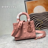 Эксклюзивная модель Lady от Dior： новая сумка с клапаном из кожи с матовой текст