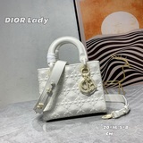 Эксклюзивная модель Lady от Dior： новая сумка с клапаном из кожи с матовой повер