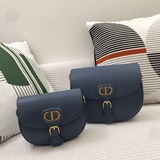 Сумка Dior Bobby представляет собой модель через плечо, отличающуюся элегантными