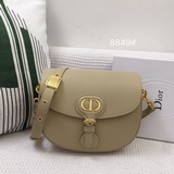 Сумка Dior Bobby представляет собой модель через плечо, отличающуюся элегантными