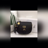 Сумка Dior Bobby представляет собой модель через плечо, отличающуюся элегантными