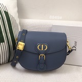 Сумка Dior Bobby представляет собой модель через плечо, отличающуюся элегантными