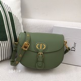 Сумка Dior Bobby представляет собой модель через плечо, отличающуюся элегантными