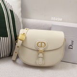 Сумка Dior Bobby представляет собой модель через плечо, отличающуюся элегантными