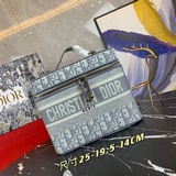 Дизайн с вышивкой в стиле Dior. Поставляется в большом размере, в который можно 