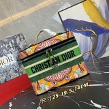 Диор DIOR выпустил самую популярную косметичку 2023 года с вышитым логотипом. Он