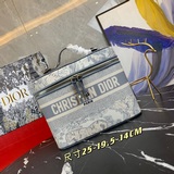Дизайн с вышивкой в стиле Dior. Очень вместительная косметичка, в которую помест