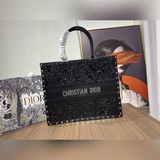 Трудоемкие изделия из кожи с резьбой. Новейшая коллекция Dior для ранней весны. 