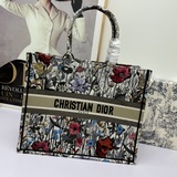 【Di0r Book Tote】 Большинство людей, приобретая товары роскошных брендов, в перву