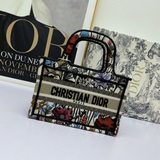 【Di0r Book Tote】 Большинство людей, приобретая товары роскошных брендов, в перву