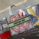 【Di0r Book Tote】 Большинство людей, приобретая товары роскошных брендов, в перву