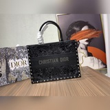 Трудоемкие изделия из кожи с резьбой. Новейшая коллекция Dior для ранней весны. 