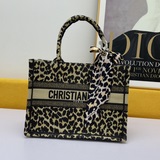 【Di0r Book Tote】 Большинство людей, приобретая товары роскошных брендов, в перву