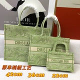 Вышивка 【Di0r Book Tote】 Когда большинство людей думают о покупке товаров роскош