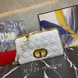 Dior, новая модель с 5 большими полосками и ремешком из кожи ягненка с узором «р