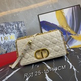 Dior, новая модель с 5 большими полосками и ремешком из кожи ягненка с узором «р