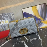 Dior, новая модель с 5 большими полосками и ремешком из кожи ягненка с узором «р