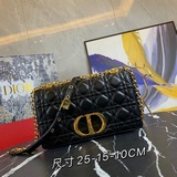 Dior, новая модель с 5 большими полосками и ремешком из кожи ягненка с узором «р