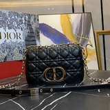 Dior, новая модель с пятью полосками и ремешком из кожи ягненка с узором «ротанг