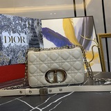 Dior, новая модель с пятью полосками и ремешком из кожи ягненка с узором «ротанг
