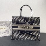 Эта сумка Book Tote была создана Марией Гланье, креативным директором женской мо