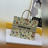 【Di0r Book Tote】 Большинство людей, приобретая товары роскошных брендов, в перву