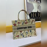 【Di0r Book Tote】 Большинство людей, приобретая товары роскошных брендов, в перву