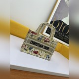 【Di0r Book Tote】 Большинство людей, приобретая товары роскошных брендов, в перву