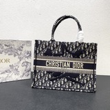 Эта сумка Book Tote была создана Марией Гальяно, креативным директором женской м