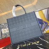 Большая сумка для покупок Dior с узором в виде ромбов! Новинка в магазинах Dior!