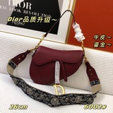 Классическая сумка Dior Saddle вернулась в моду и пользуется большой популярност