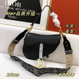 Классическая сумка Dior Saddle вернулась в моду и пользуется большой популярност