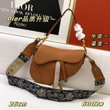 Классическая сумка Dior Saddle вернулась в моду и пользуется большой популярност