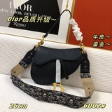 Классическая сумка Dior Saddle вернулась в моду и пользуется большой популярност
