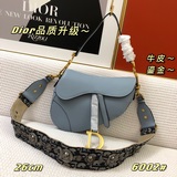 Классическая сумка Dior Saddle вернулась в моду и пользуется большой популярност