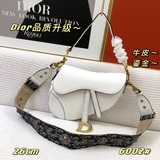 Классическая сумка Dior Saddle вернулась в моду и пользуется большой популярност