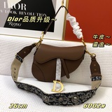 Классическая сумка Dior Saddle вернулась в моду и пользуется большой популярност