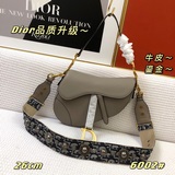 Классическая сумка Dior Saddle вернулась в моду и пользуется большой популярност