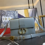 Крышка украшена металлической фурнитурой с эмалью того же цвета, что и корпус, и